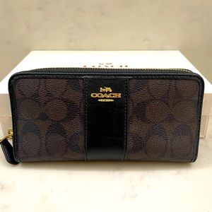 Coach large logo wallet ✨